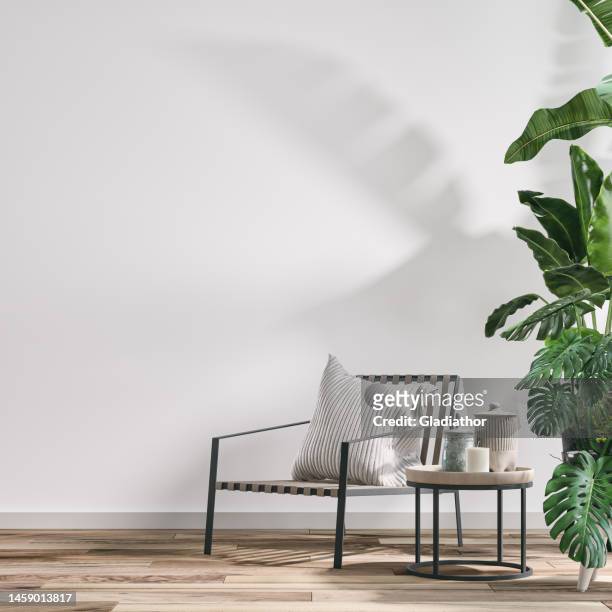 intérieur rétro confortable vide avec une chaise et des plantes en pot, décoration des années 70 - 80 - candle white background photos et images de collection