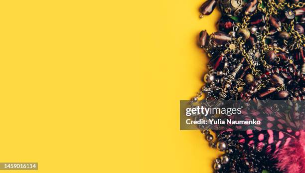 colorful group of mardi gras. mardi gras carnival decoration beads, yellow green background. - mardi gras fun in new orleans stockfoto's en -beelden