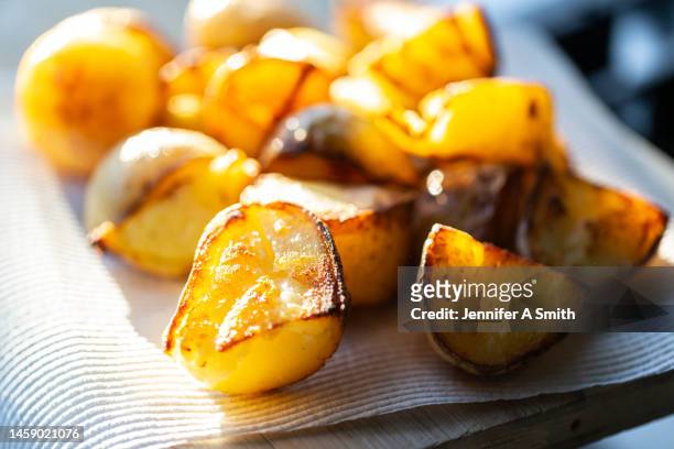 fried potatoea - nieuwe aardappel stockfoto's en -beelden