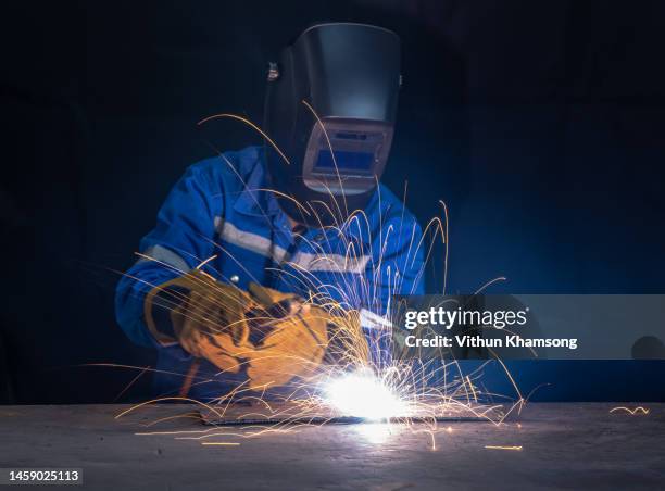 industrial welder welding steel product at workshop - ferronnerie photos et images de collection