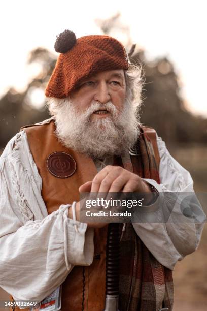 retrato de un hombre escocés mayor patriótico que lleva el kilt tradicional al aire libre - scottish culture fotografías e imágenes de stock