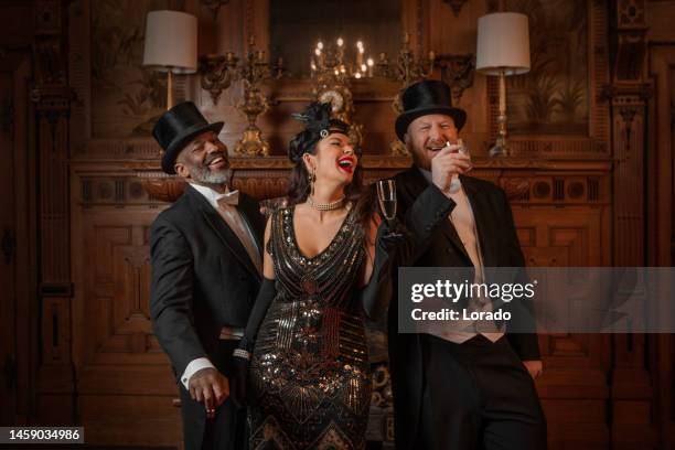 1920s style male and female friends in a luxury stately home setting - estilo roaring twenties imagens e fotografias de stock