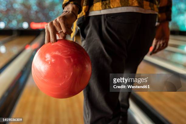man playing ten pin bowling - ten pin bowling stockfoto's en -beelden