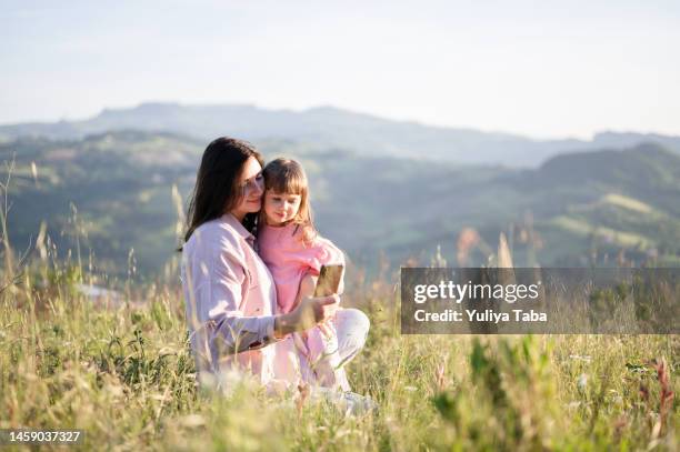 glückliche mutter und tochter machen selfie im freien im sommer. glückliche familie, die sommerferien verbringt. - baby lachen natur stock-fotos und bilder