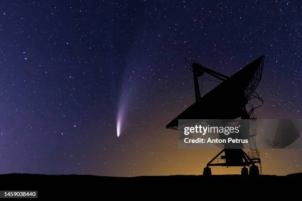 large radio telescopes on the background of comet c/2022 e3 (ztf) - observatory night stock pictures, royalty-free photos & images