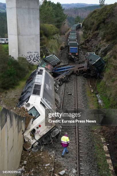 How Inverted Train Stuck Inverted Vertical Engines Photos and Premium High Res Pictures - Getty ...