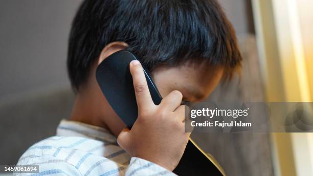 little boy make a phone call - phones 4 photos et images de collection