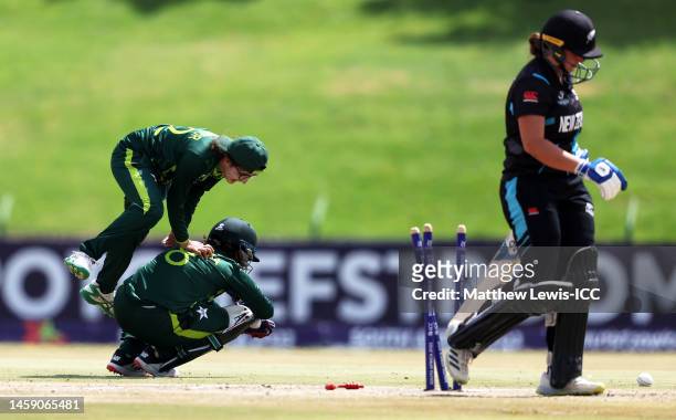 Mahnoor Afta and Zamina Tahir of Pakistan celebrates the wicket of Isabella Gaze of New Zealand during the ICC Women's U19 T20 World Cup 2023 Super 6...