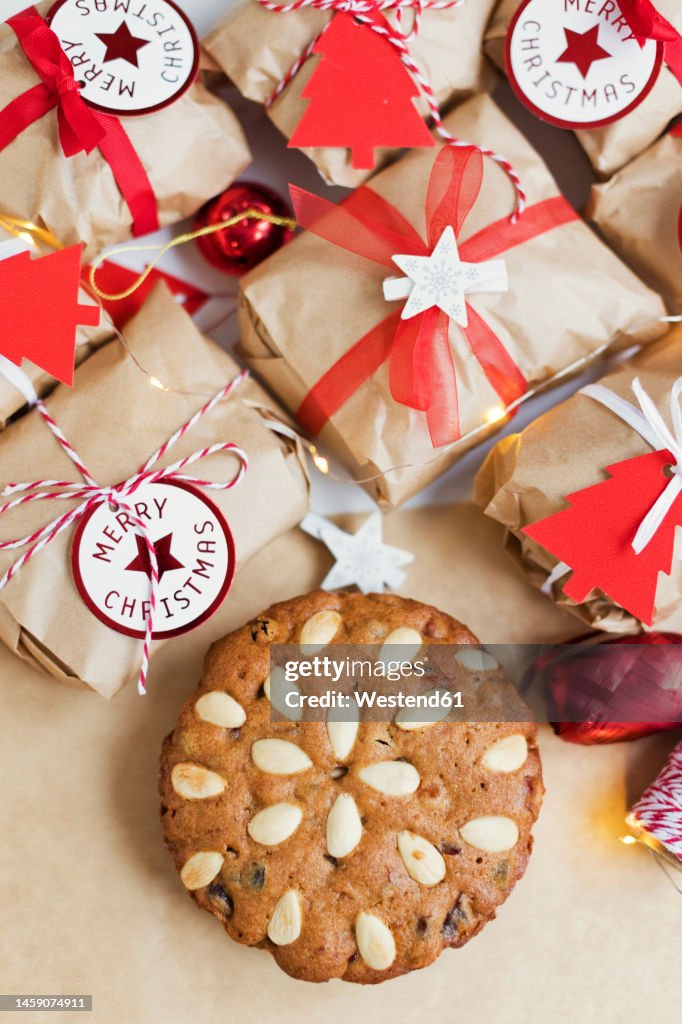 TraditionalDundeecake and wrapped Christmas presents