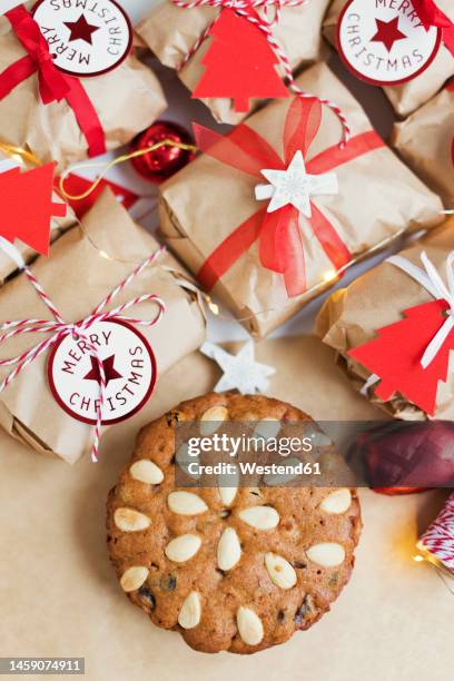 Traditionaldundeecake And Wrapped Christmas Presents, 照片檔
