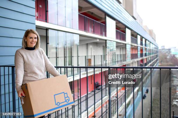 hermosa mujer soltera de mediana edad que se muda de casa - casa alquilada fotografías e imágenes de stock