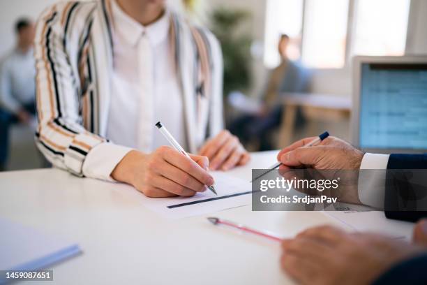 female candidate, fills in an application form while having a job interview with a recruiter - recruiter 個照片及圖片檔