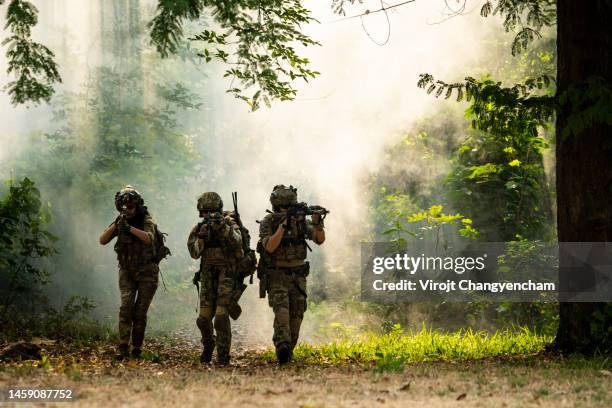small group of soldier on patrol - pelotón términos deportivos fotografías e imágenes de stock