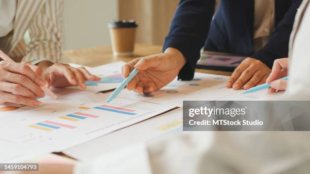 nahaufnahme eines multiethnischen teams von geschäftsleuten, die während des unternehmenstreffens im büro ein brainstorming über das projekt durchführen. finanzunternehmen. - geschäftsplan stock-fotos und bilder