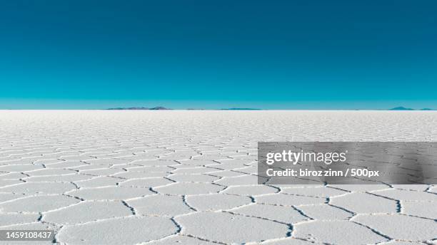 scenic view of desert against clear blue sky,uyuni salt flat,bolivia - salar de uyuni stock-fotos und bilder