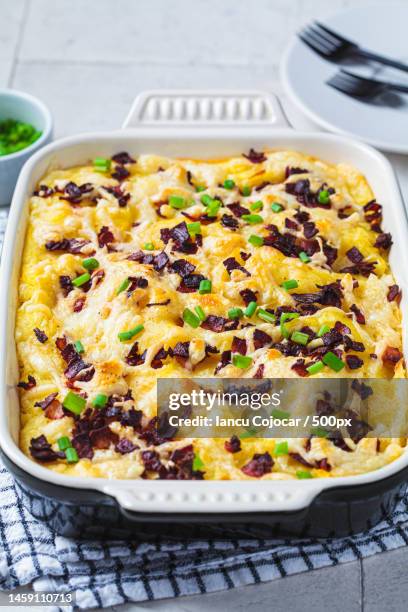 baked mashed potatoes with bacon and green onion festive christmas or thanksgiving day dish,romania - aardappelgratin aardappel stockfoto's en -beelden