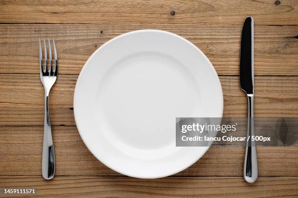 directly above shot of empty plate on table,romania - leerer teller stock-fotos und bilder