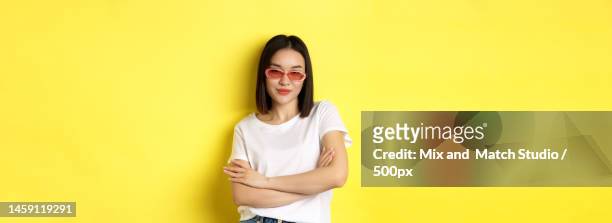 fashion and lifestyle concept sassy and confident asian woman in - sassy shades foto e immagini stock