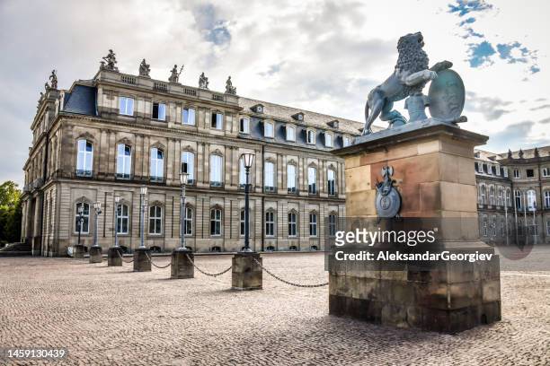 ドイツ、シュトゥットガルトのノイエス城にある美しいライオン像 - stuttgart schloss ストックフォトと画像