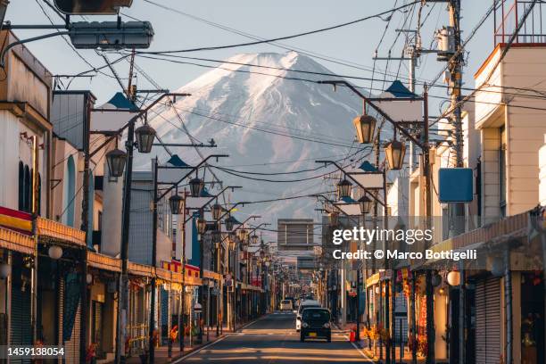 urban road leading to mount fuji , fujiyoshida, japan. - nationaal park fuji hakone izu stockfoto's en -beelden