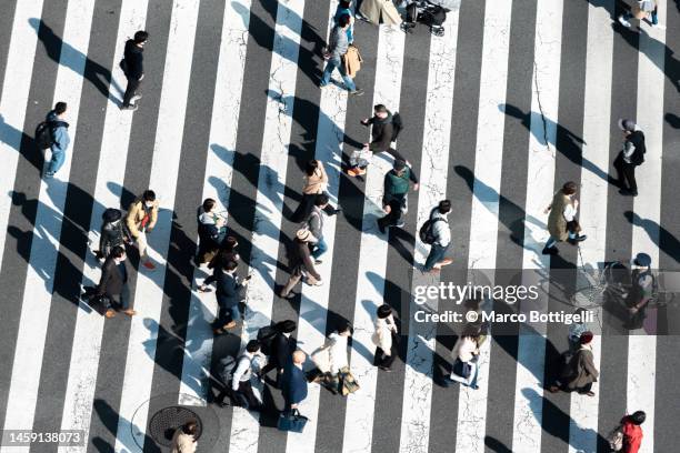 commuters walking at shibuya crossing, tokyo - financiamento coletivo imagens e fotografias de stock