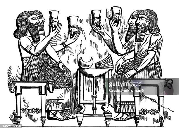 old engraved illustration of courtiers hoist tankards of beer in the palace at palace of sargon ii of assyria at dur-sharrukin, khorsabad, iraq - civilização milenar - fotografias e filmes do acervo