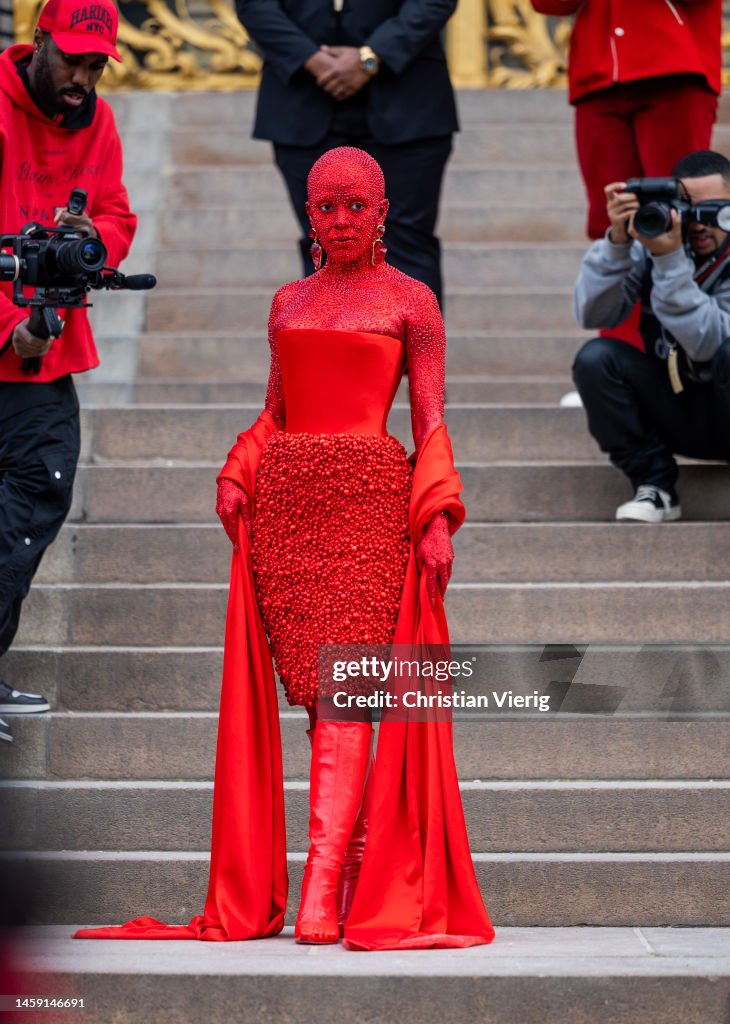 Street Style - Paris Fashion Week - Haute Couture Spring Summer : Day One