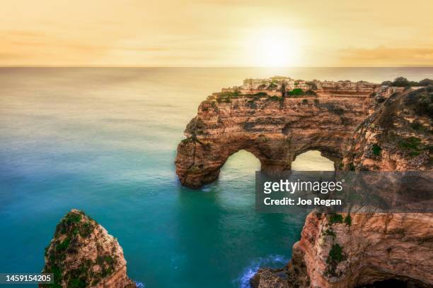 natural sea arch, portugal. - albufeira stock-fotos und bilder