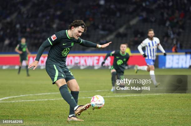 Jonas Wind of VfL Wolfsburg scores the team's third goal during the Bundesliga match between Hertha BSC and VfL Wolfsburg at Olympiastadion on...