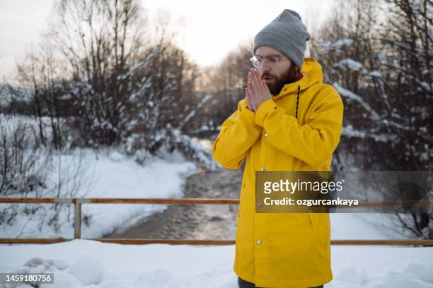 ritratto di un uomo maturo caucasico in piedi all'aperto alla bufera di neve - parka cappotto invernale foto e immagini stock