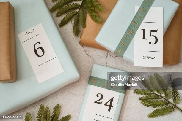 overhead view of wrapped gifts for a christmas advent calendar - christmas calendar stockfoto's en -beelden