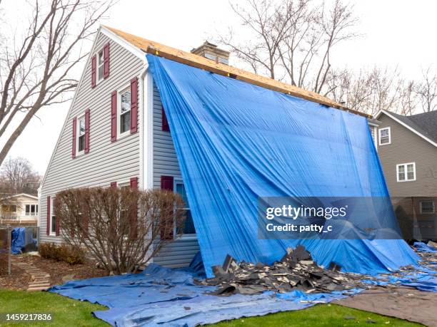 new roof on saltbox colonial house - telhado imagens e fotografias de stock