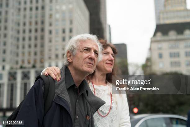 coppia interessata, sorridente, anziana che cammina insieme a manhattan, new york. - "alex potemkin" or "krakozawr" foto e immagini stock