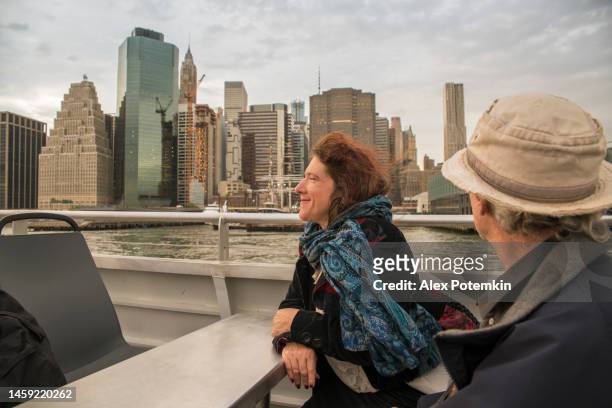 la coppia senior che viaggia a manhattan, new york. in sella al traghetto a east river - "alex potemkin" or "krakozawr" foto e immagini stock