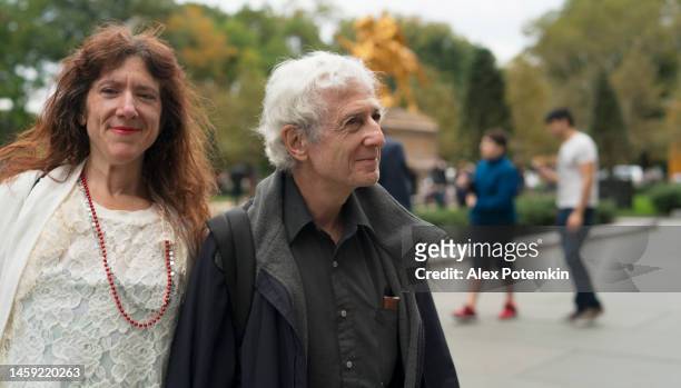 marito e moglie allegri e anziani che camminano attraverso il central park a manhatttan, new york. - "alex potemkin" or "krakozawr" foto e immagini stock