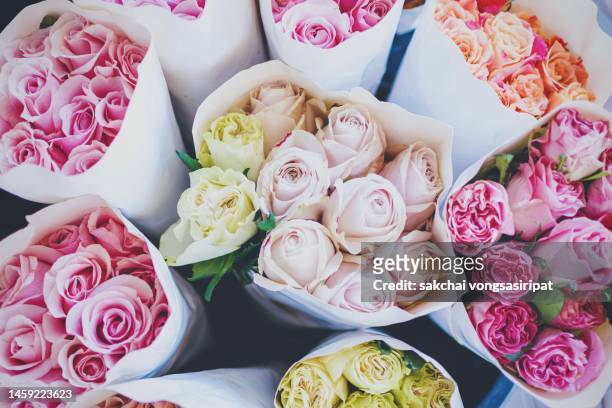 close-up of rose bouquets - strauß blumen stock-fotos und bilder