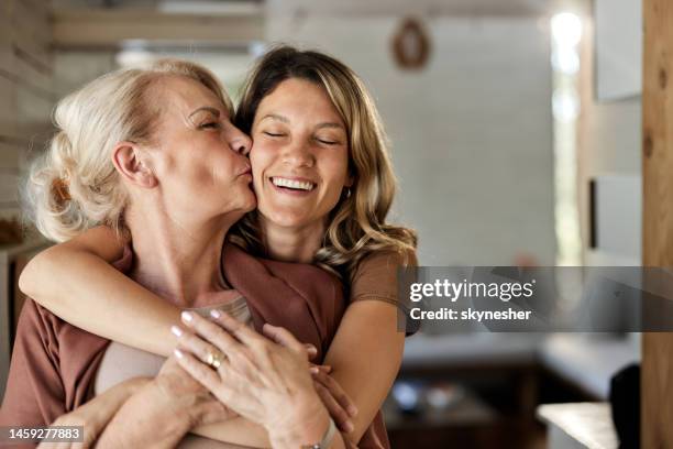 retrato de la amorosa madre mayor y su hija adulta en casa. - senior adult fotografías e imágenes de stock