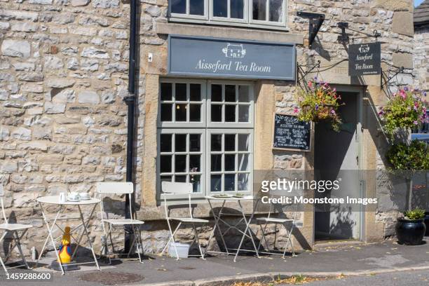 aisseford tea room at ashford-in-the-water in peak district national park at derbyshire, england - english tea room stockfoto's en -beelden