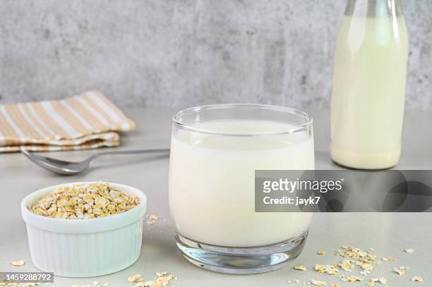 oat milk - haferflocken stock-fotos und bilder