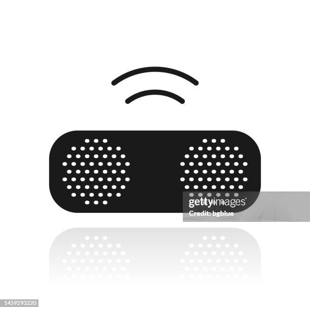 kabelloser lautsprecher. symbol mit reflexion auf weißem hintergrund - bluetooth speaker stock-grafiken, -clipart, -cartoons und -symbole