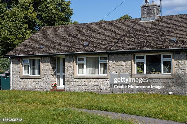trinity close at ashford-in-the-water in peak district national park at derbyshire, england - bungalow stock pictures, royalty-free photos & images