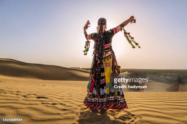 砂丘で踊るインド人女性、砂漠の村、インド - ジャイサルメール ストックフォトと画像