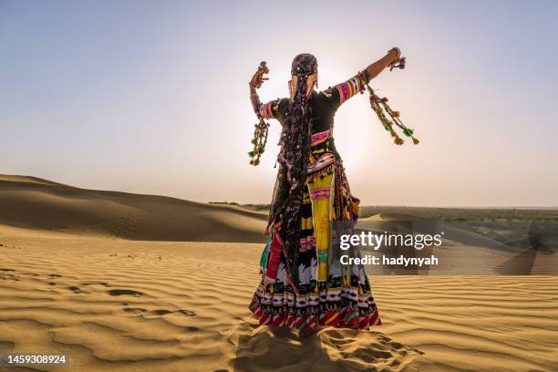 indian woman dancing on a sand dune, desert village, india - rajastão imagens e fotografias de stock