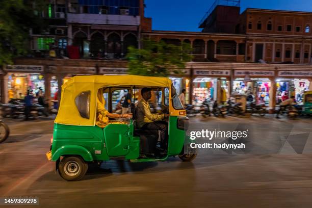 indischer mann fährt auto-rikscha (tuk-tuk), indien - tuk tuk stock-fotos und bilder