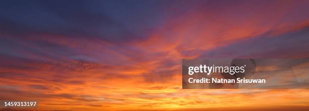 beautiful sky at sunset or sunrise - dramatic sky stockfoto's en -beelden