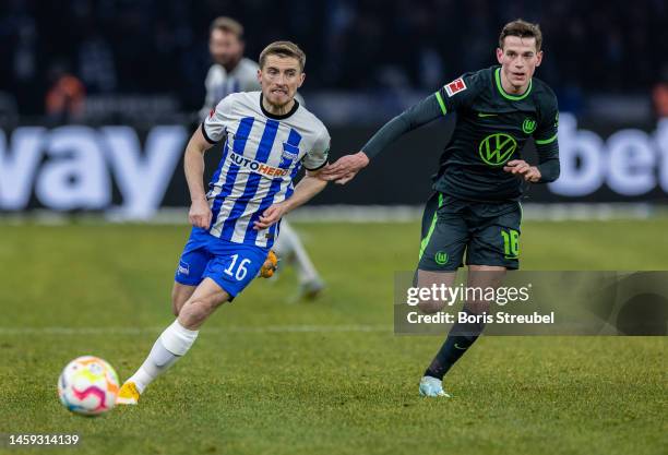 Jonjoe Kenny of Hertha BSC is challenged by Jakub Kaminski of VfL Wolfsburg during the Bundesliga match between Hertha BSC and VfL Wolfsburg at...