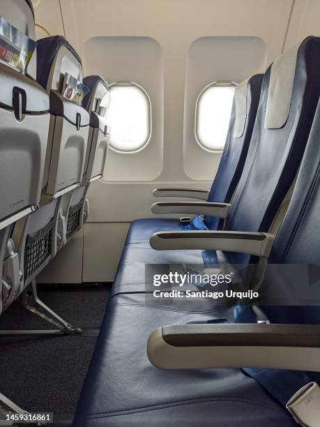 airplane seats and window - vliegtuigstoel stockfoto's en -beelden