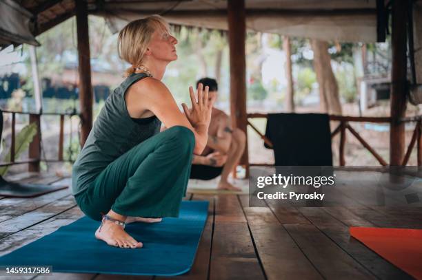 retraite de yoga - province de surat thani photos et images de collection