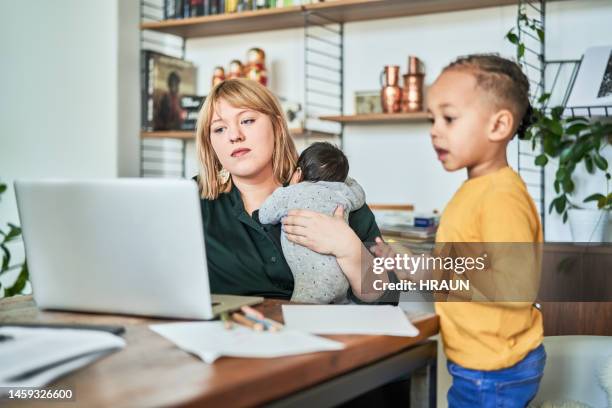 single mother with kids and working at home - familie laptop stockfoto's en -beelden