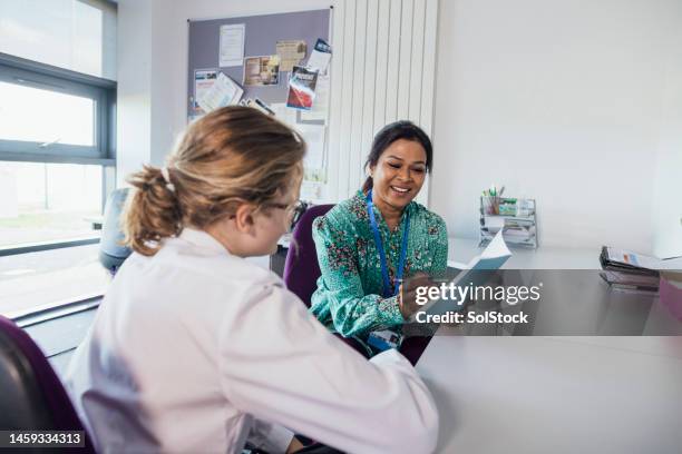 einzelunterricht mit lehrer - nachhilfelehrer stock-fotos und bilder